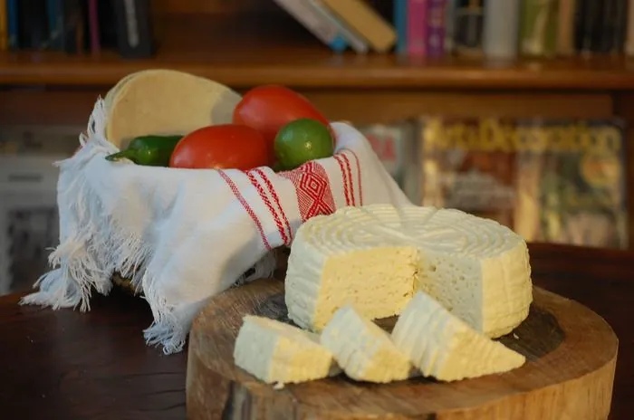 Panela fresca cortada en rebanadas